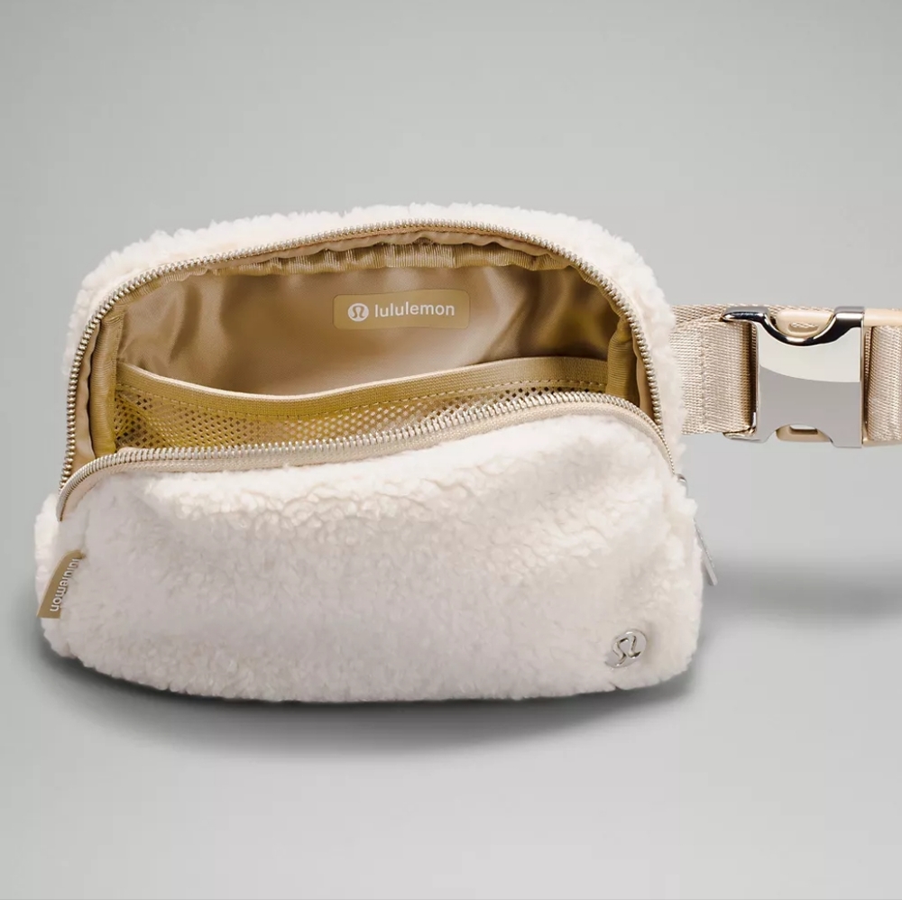 Lululemon Everywhere Fleece Belt Bag Ivory & Silver - Picture 7 of 7